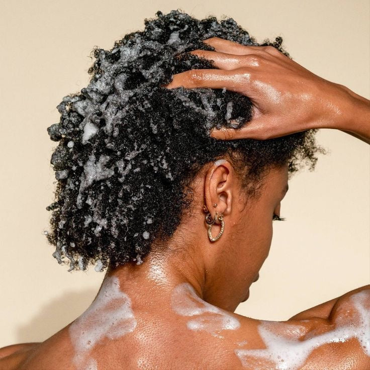 SHAMPOING POUR CHEVEUX FRISÉS