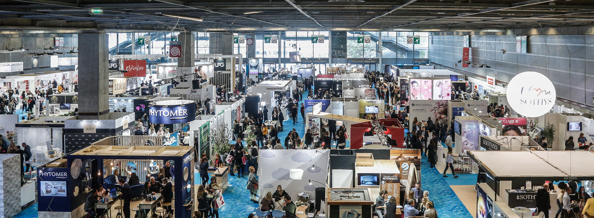 Royal booth at the 2021 Esthétique & Spa Congress, showcasing the brand’s hair care products and treatments, including shampoos, conditioners, masks, and hair botox, attracting visitors and professionals in the beauty industry.