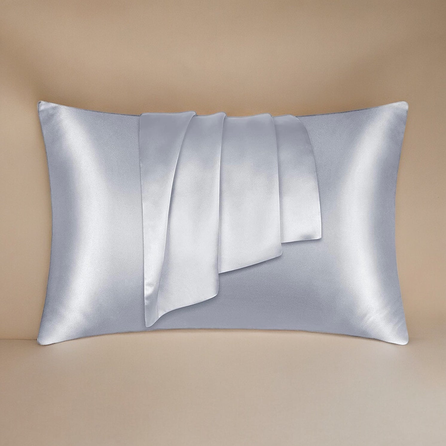 Royal satin pillowcase in silver, designed to reduce friction on hair and skin, promoting smooth, healthy hair and a comfortable sleep.